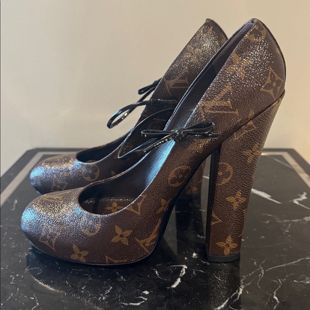 Louis Vuitton FETISH RARE runway mary Jane bow heels 39.5 EUC - Picture 3 of 9